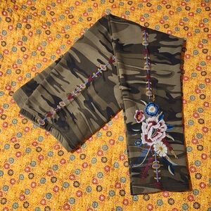 ***HOLD FOR GAIL****** Camouflage Embroidered Leggings sz XL